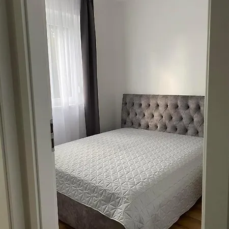Mark Apartman * Balatonszarszo