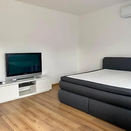 Mark Apartman * Balatonszarszo